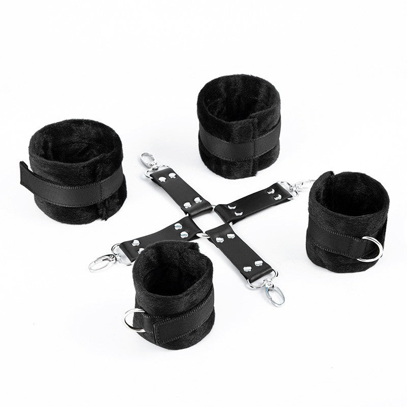 ARNES DE CRUS CON ESPOSAS NEGRO SENS